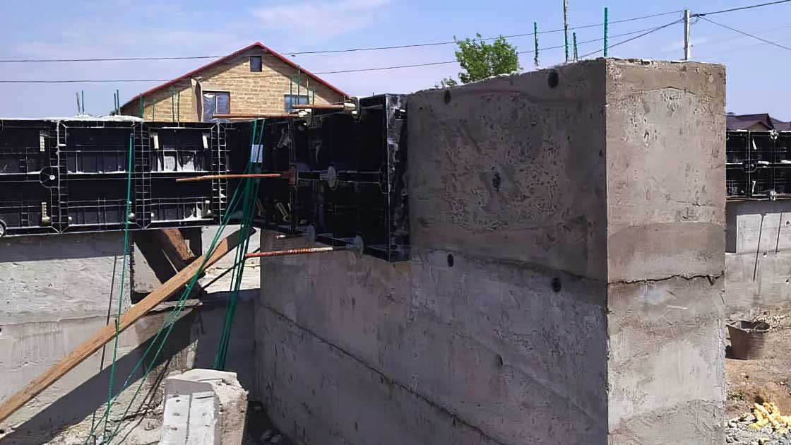 Izgradnja monolitnih zidova od penastog betona pomoću plastične oplate